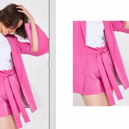 Kobiecy komplet: różowy, luźny żakiet z szerokimi rękawami i szorty wiązane w pasie, na białym tle.