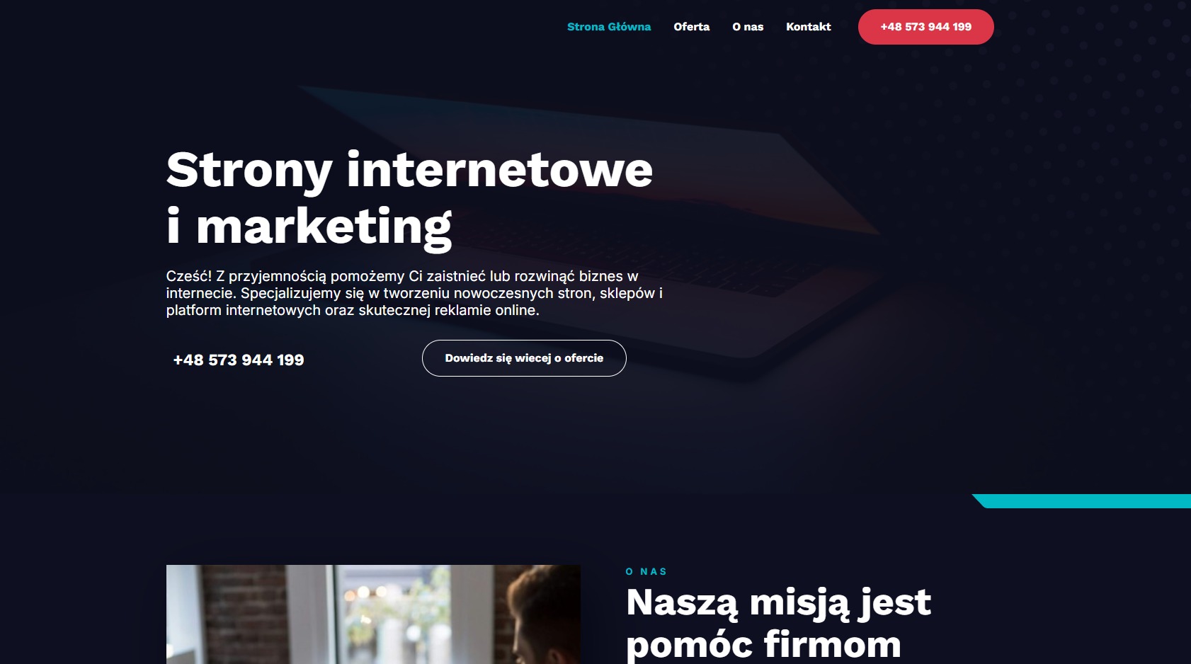 Fragment strony internetowej z hasłem 'Strony internetowe i marketing', z laptopem w tle i numerem telefonu kontaktowego.