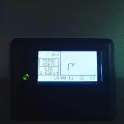 Czarny panel sterowania z wyświetlaczem LCD pokazującym aktualną moc 4267W i zużycie energii 2.62kWh, z widocznym wykresem mocy w czasie.
