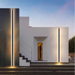 Eleganckie, pionowe oświetlenie fasady budynku w Chodel, z równomiernym rozproszeniem światła i minimalistycznym designem.