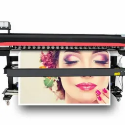 Drukarka wielkoformatowa drukująca portret kobiety z kwiatami we włosach, widoczne detale makijażu i manicure.