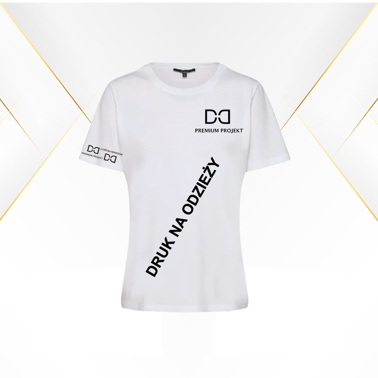 Biała koszulka damska z nadrukiem logo firmy 'Premium Projekt' oraz napisem 'Druk na odzieży' umieszczonym ukośnie na przodzie, prezentowana na jednolitym tle.