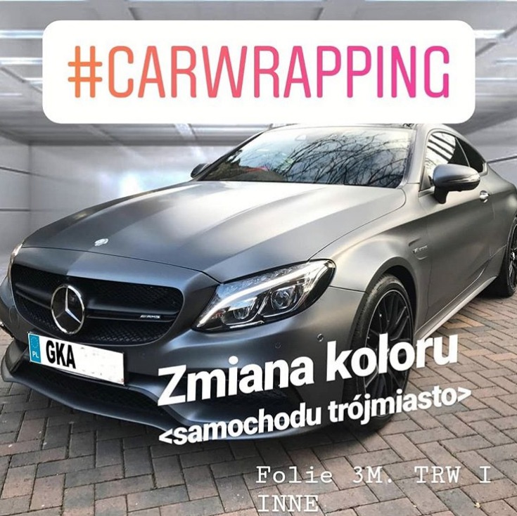Matowy, szary Mercedes-Benz C-klasa Coupe po car wrappingu, z widoczną naklejką informującą o zmianie koloru i hashtagiem #CARWRAPPING u góry.