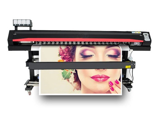Drukarka wielkoformatowa drukująca portret kobiety z kwiatami we włosach, widoczne detale makijażu i manicure.