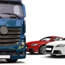 Niebieski ciągnik siodłowy z naczepą obok trzech samochodów osobowych: czerwonego, białego i niebieskiego, wszystkie na białym tle.