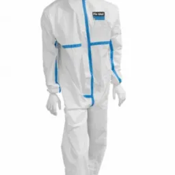 Biały kombinezon ochronny z niebieskimi paskami na manekinie, widoczne logo 'Pin Med' na klatce piersiowej.