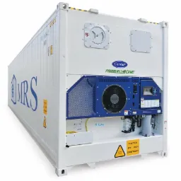 Biały kontener chłodniczy Carrier PrimeLINE ONE z niebieskim panelem chłodzącym, widoczny napis MRS, Rzeszów.