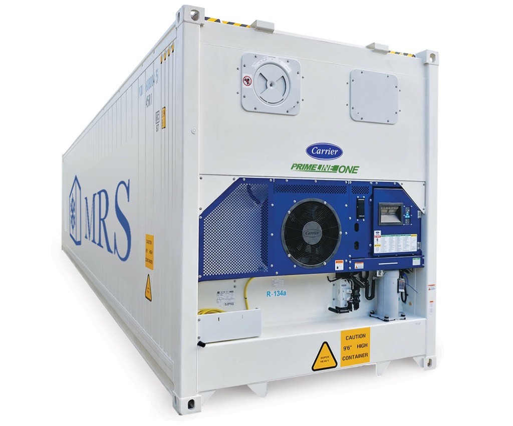 Biały kontener chłodniczy Carrier PrimeLINE ONE z niebieskim panelem chłodzącym, widoczny napis MRS, Rzeszów.