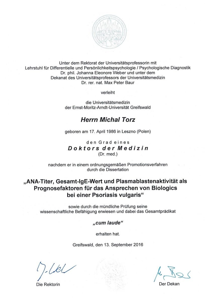 Dyplom Doktora Medycyny Uniwersytetu w Greifswald dla Michała Torza, z tytułem rozprawy o czynnikach prognostycznych w leczeniu łuszczycy, podpisany przez Rektora i Dziekana.