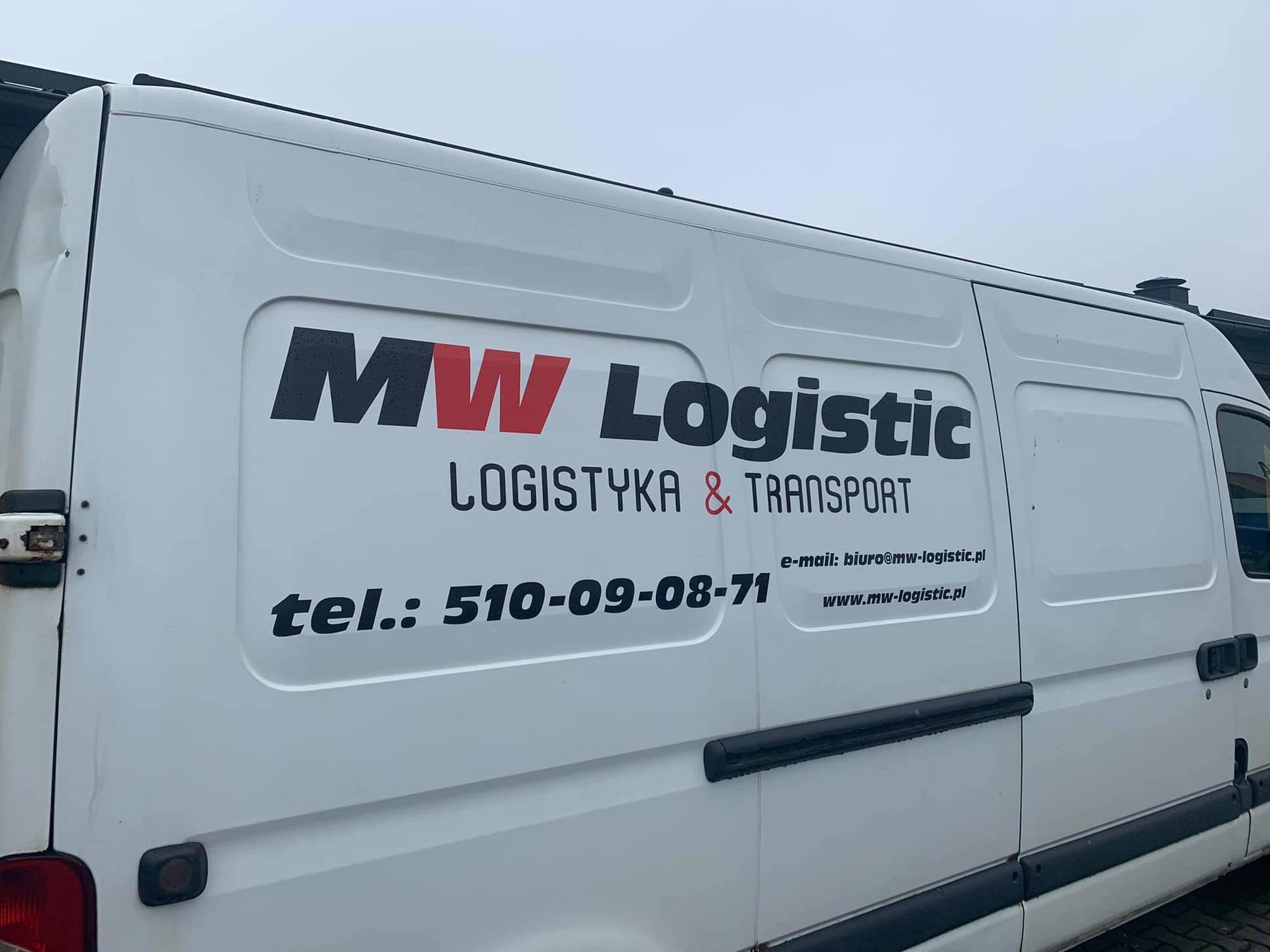Biały bus z logo firmy MW Logistic, z widocznym numerem telefonu i adresem e-mail na boku.