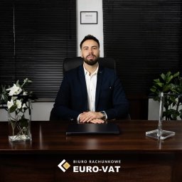 Właściciel biura rachunkowego to certyfikowany księgowy i specjalista do spraw rachunkowości. Absolwent studiów wyższych z Inżynierii Zarządzania oraz Finansów i Rachunkowości. Członek Stowarzyszenia Księgowych w Polsce.