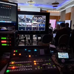 Realizacja konferencyjna na żywo: kompleksowe nagłośnienie, oświetlenie oraz realizacja telewizyjna