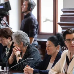 Przyłapany przez fotoreporterów podczas wyjazdowego posiedzenia Senatu.