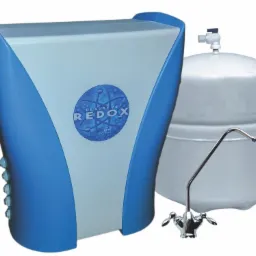 System filtracji wody Redox Deluxe 75 z chromowanym kranem, zbiornikiem ciśnieniowym i niebiesko-białą obudową.