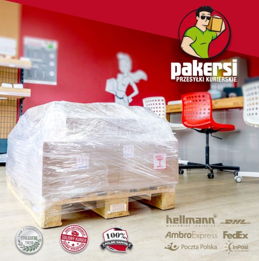 Paleta z ładunkiem owinięta folią stretch, widoczne znaki ostrzegawcze, w tle czerwona ściana z logotypem firmy kurierskiej oraz krzesło biurowe. Na pierwszym planie logotypy firm spedycyjnych...