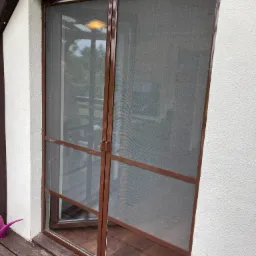 Podwójna moskitiera na drzwi tarasowe.