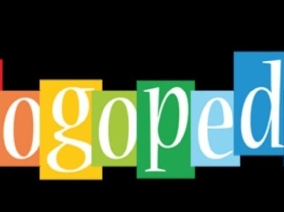 Kolorowy napis na czarnym tle, gdzie każda litera słowa jest umieszczona na innym, barwnym prostokącie.