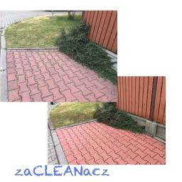 ZaCLEANacz Żdzary - Dwa ujęcia czerwonej kostki brukowej przed i po czyszczeniu, widoczne różnice w kolorze i czystości, zarośla przy ogrodzeniu, logo firmy na dole.
