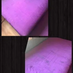 Dwa ujęcia tego samego fioletowego materaca: jedno przed, drugie po czyszczeniu, ukazujące różnicę w odcieniu i usunięte plamy.