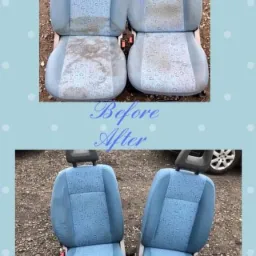 Dwa samochodowe fotele tapicerowane na niebiesko, zestawione w kolażu 'przed' i 'po' czyszczeniu. Górne ujęcie pokazuje fotele zabrudzone, zwłaszcza jeden z nich, podczas gdy dolne ujęcie...
