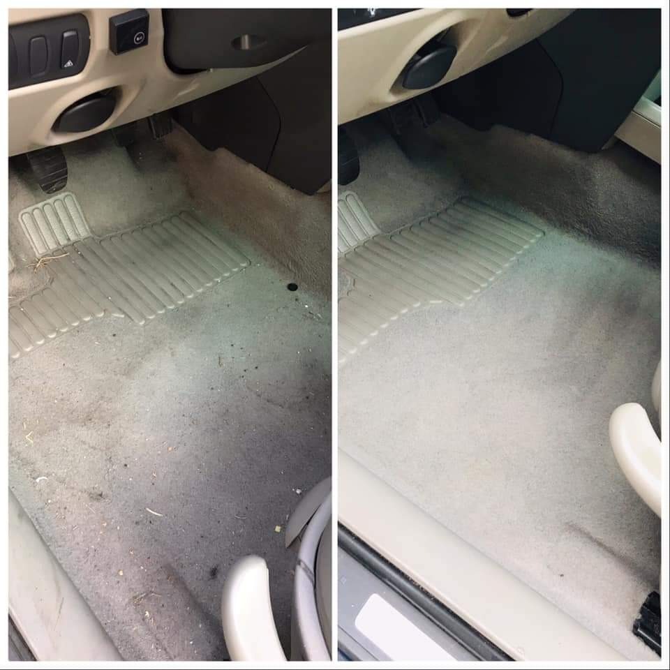 Porównanie: dywanik samochodowy po lewej stronie brudny, zanieczyszczony, po prawej stronie wyczyszczony, jaśniejszy, bez widocznych zabrudzeń. Widoczne pedały i elementy wnętrza samochodu.