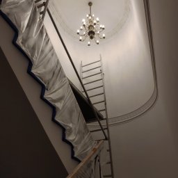 Malowanie wysokiej na 8 metrów klatki schodowej w jednej z warszawskich ambasad 