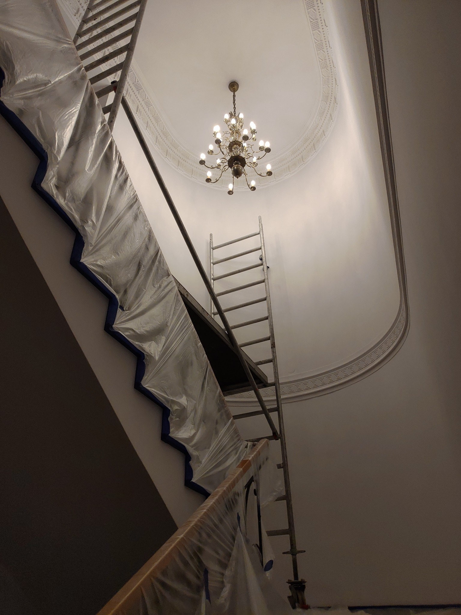 Malowanie wysokiej na 8 metrów klatki schodowej w jednej z warszawskich ambasad