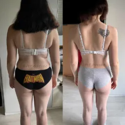 Kobieta, widok z tyłu, prezentuje porównanie sylwetki przed i po, widoczne zmiany w budowie ciała, bielizna sportowa, tatuaż na plecach.