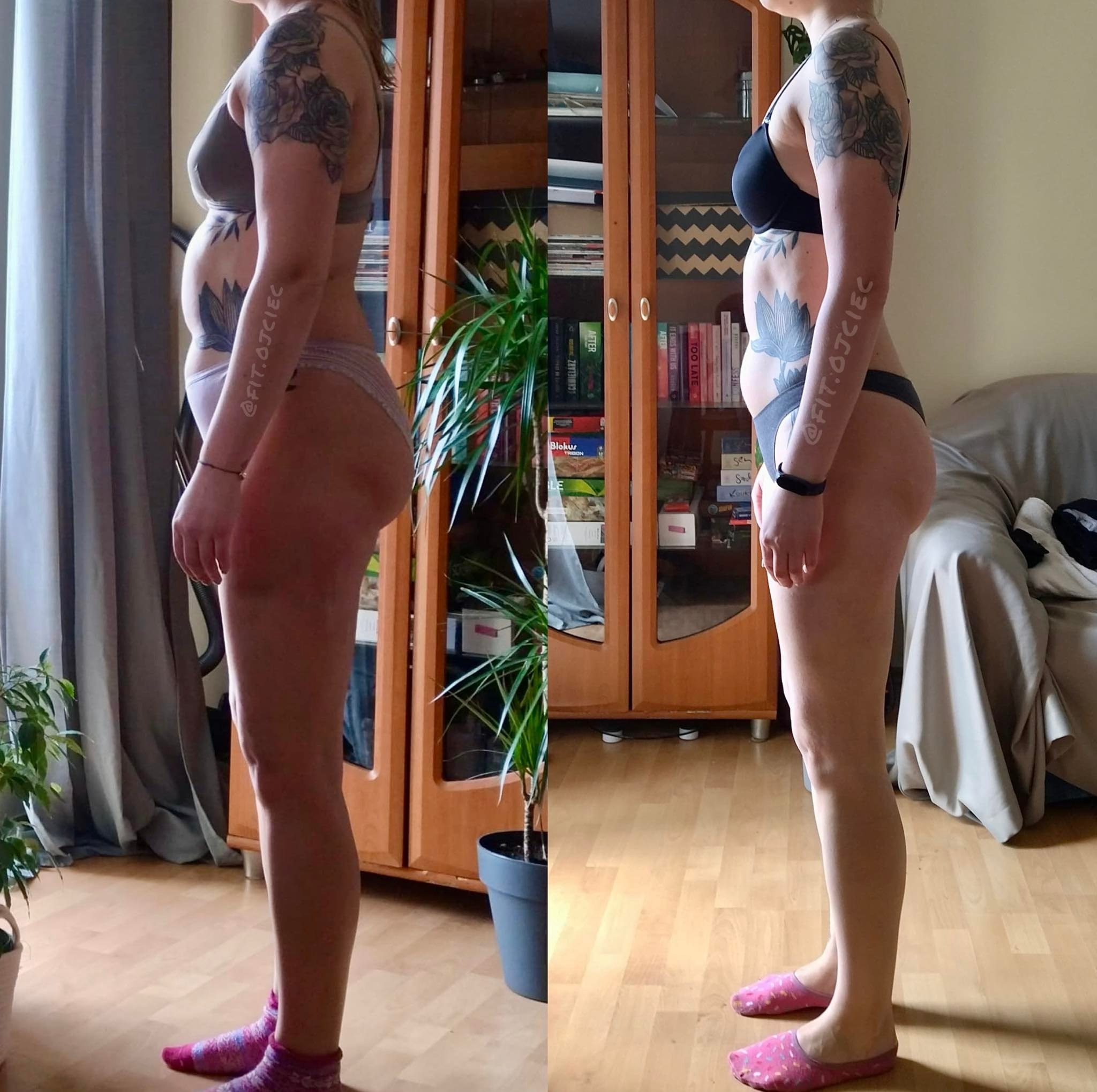 Zdjęcie porównawcze sylwetki kobiety przed i po zmianie, widok z boku, ukazujące różnice w budowie ciała, z widocznymi tatuażami na ramieniu i brzuchu, na tle drewnianej szafki z książkami...