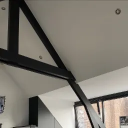 Białe ściany , drewno czarne..