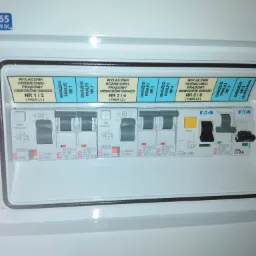 ROZDZIELNICA ELEKTRYCZNA W POMIESZCZENIU PRALNI i SUSZARNI W BUDYNKU HOTELOWYM ( zasilanie kilku stanowisk pralek )
