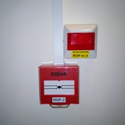 Montaż systemu wykrywania i sygnalizacji pożaru na korytarzu w bloku mieszkalnym.
System oparty na czujnikach dymu i ręcznych ostrzegaczach pożarowych ROP.
Praca systemu monitorowana  jest po sieci GSM.