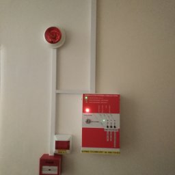 Montaż systemu wykrywania i sygnalizacji pożaru na korytarzu w bloku mieszkalnym.
System oparty na czujnikach dymu i ręcznych ostrzegaczach pożarowych ROP.
Praca systemu monitorowana  jest po sieci GSM.