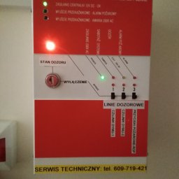 Montaż systemu wykrywania i sygnalizacji pożaru na korytarzu w bloku mieszkalnym.
System oparty na czujnikach dymu i ręcznych ostrzegaczach pożarowych ROP.
Praca systemu monitorowana  jest po sieci GSM.