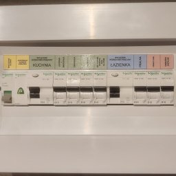 WYMIANA INSTALACJI ELEKTRYCZNEJ W POMIESZCZENIU KUCHENNYM ORAZ WYMIANA ROZDZIELNICY MIESZKANIOWEJ