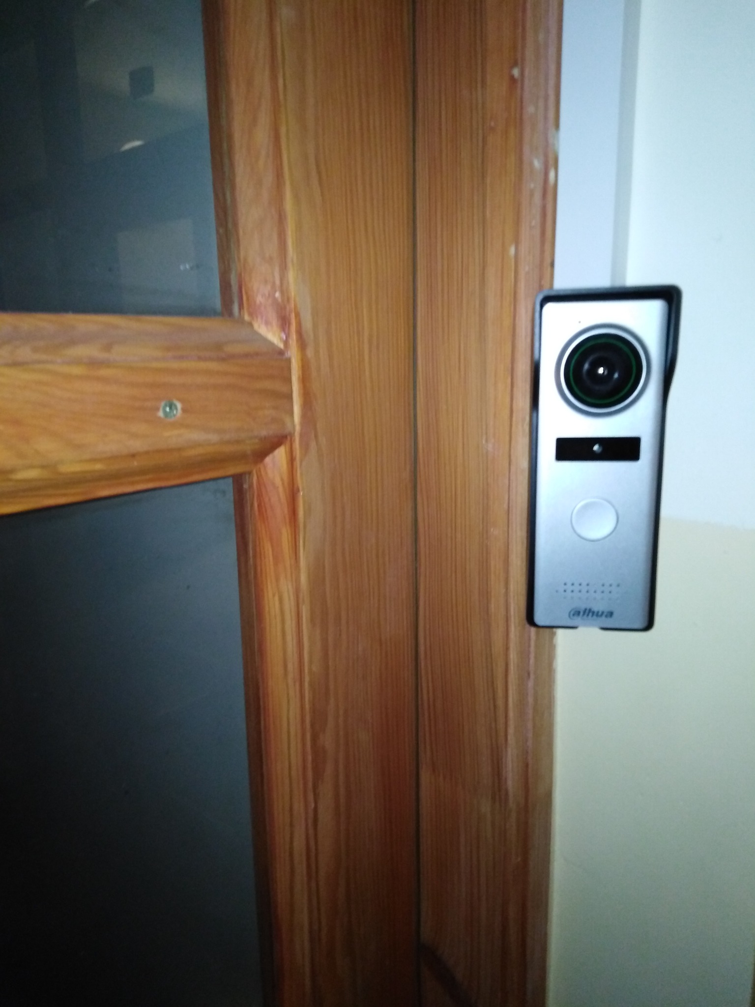 Montaż videodomofonu z funkcją otwierania drzwi za pomocą pilota zdalnego sterowania