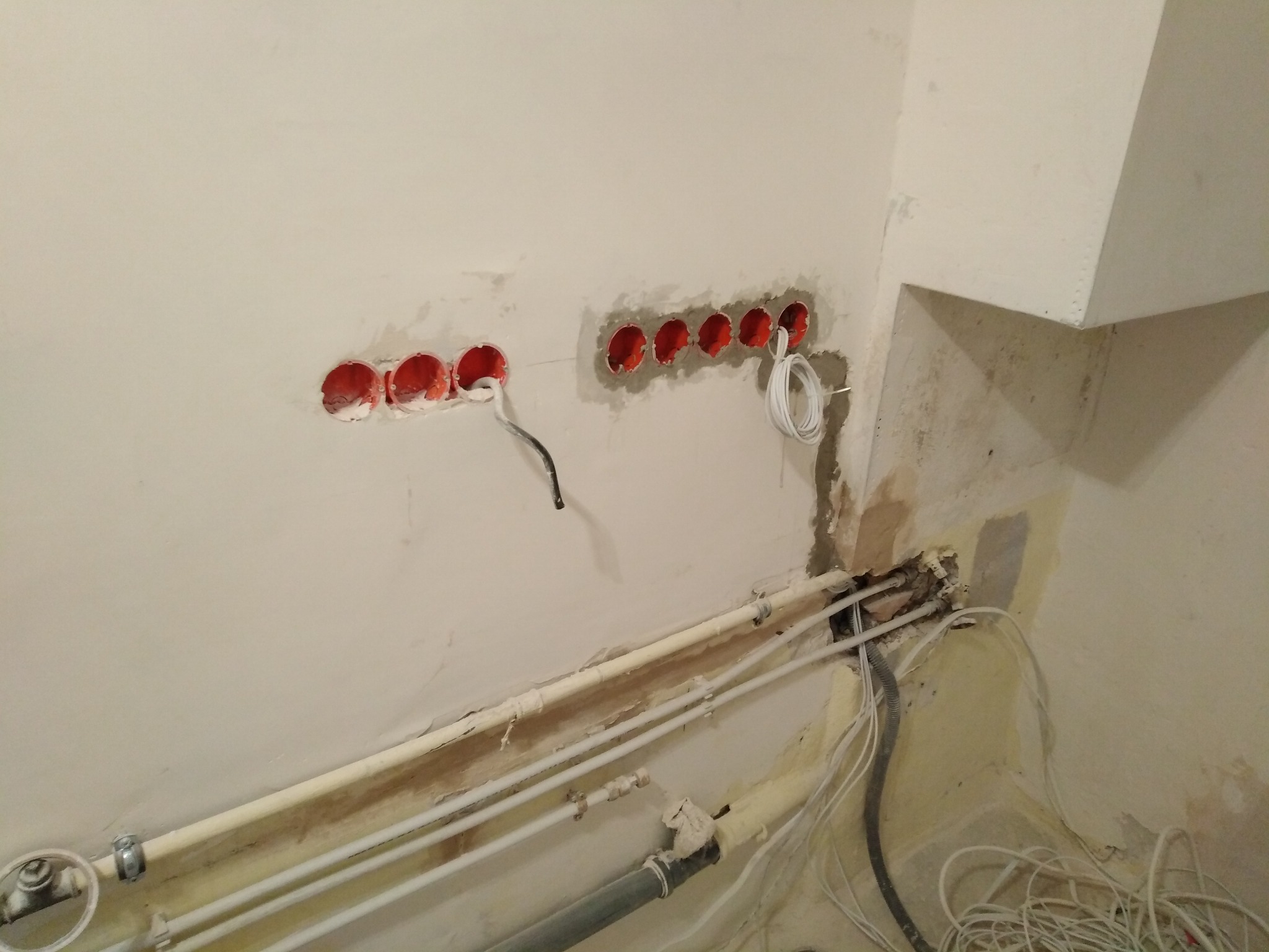 Modernizacja Instalacji Elektrycznej, Teletechnicznej i Alarmowej w Pomieszczeniu Kuchennym.