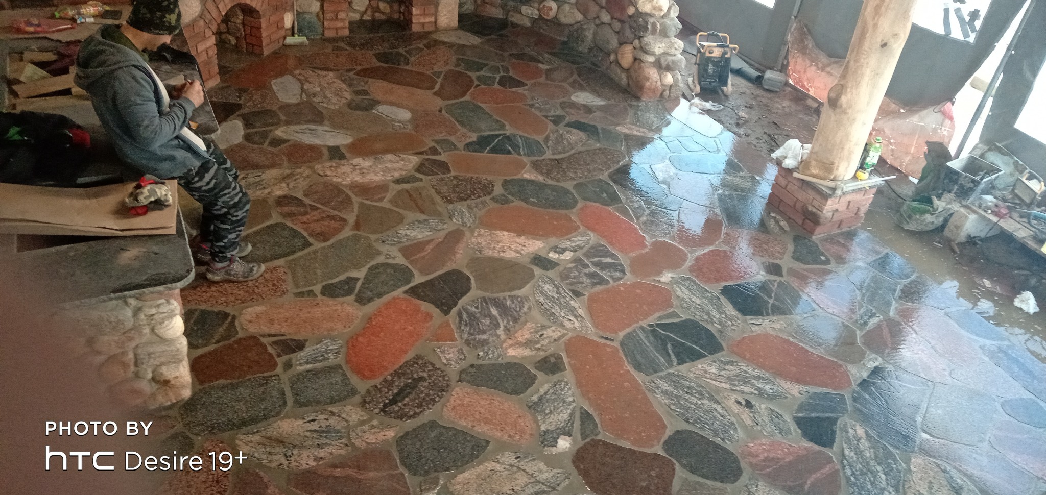 Podłoga z kamienia polnego