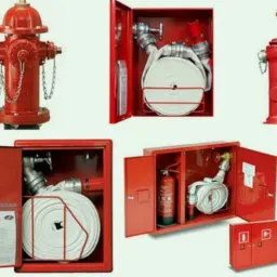 Zestawienie czerwonych hydrantów wewnętrznych i zewnętrznych oraz szafek z wężami i gaśnicą, prezentowanych na jasnym tle w celach informacyjnych.