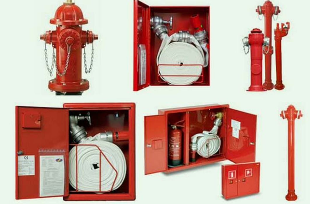 Zestawienie czerwonych hydrantów wewnętrznych i zewnętrznych oraz szafek z wężami i gaśnicą, prezentowanych na jasnym tle w celach informacyjnych.