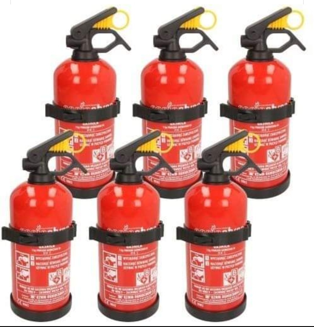 Sześć czerwonych gaśnic proszkowych z czarnymi uchwytami i żółtymi zawleczkami, ustawionych w dwóch rzędach na białym tle.
