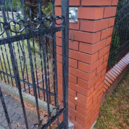 Montaż na zawiasach regulowanych.