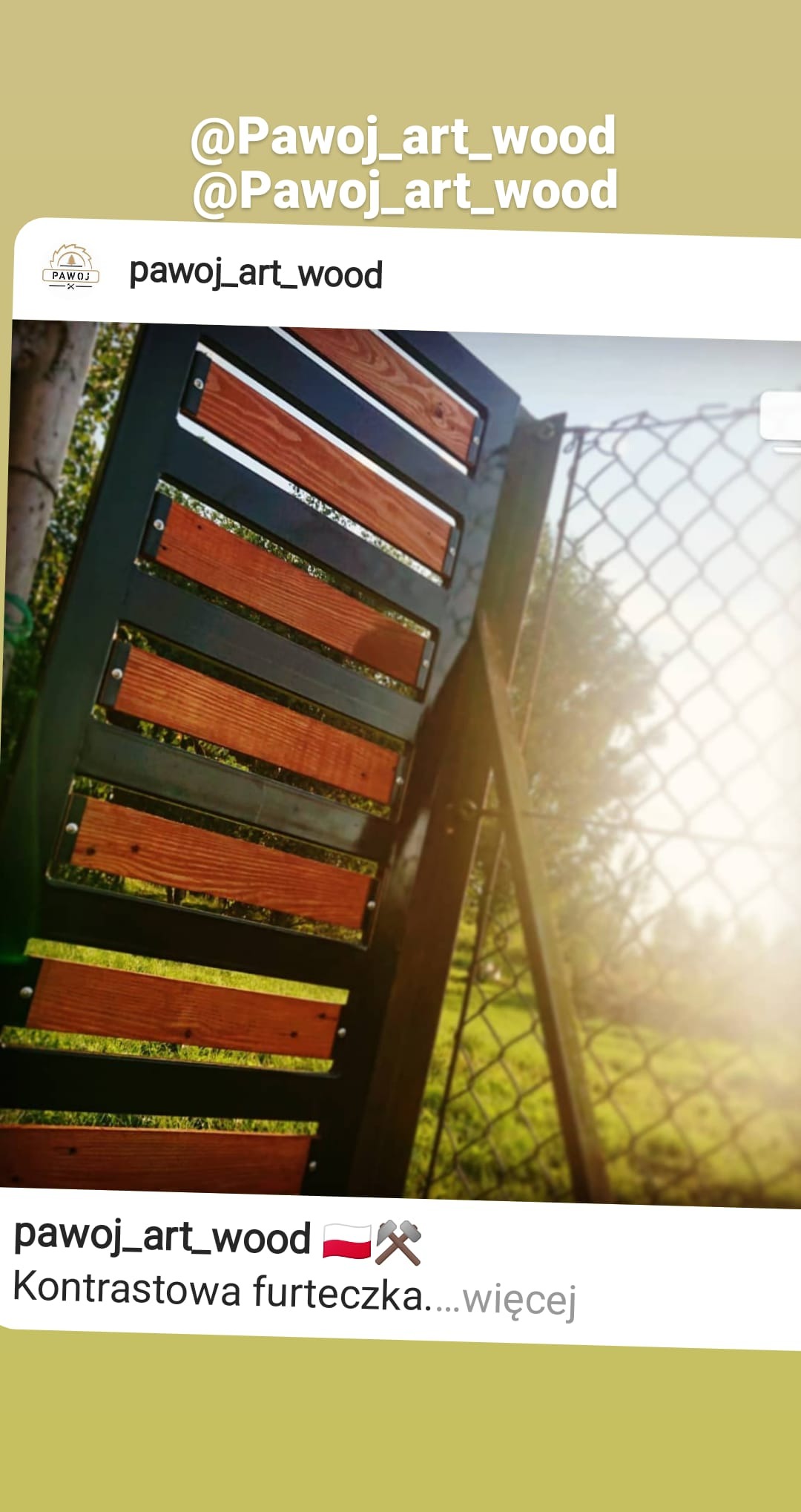 Furtka z poziomymi, drewnianymi szczeblami w czarnej metalowej ramie, widoczna na tle siatki ogrodzeniowej i zieleni, sfotografowana pod kątem w słoneczny dzień.