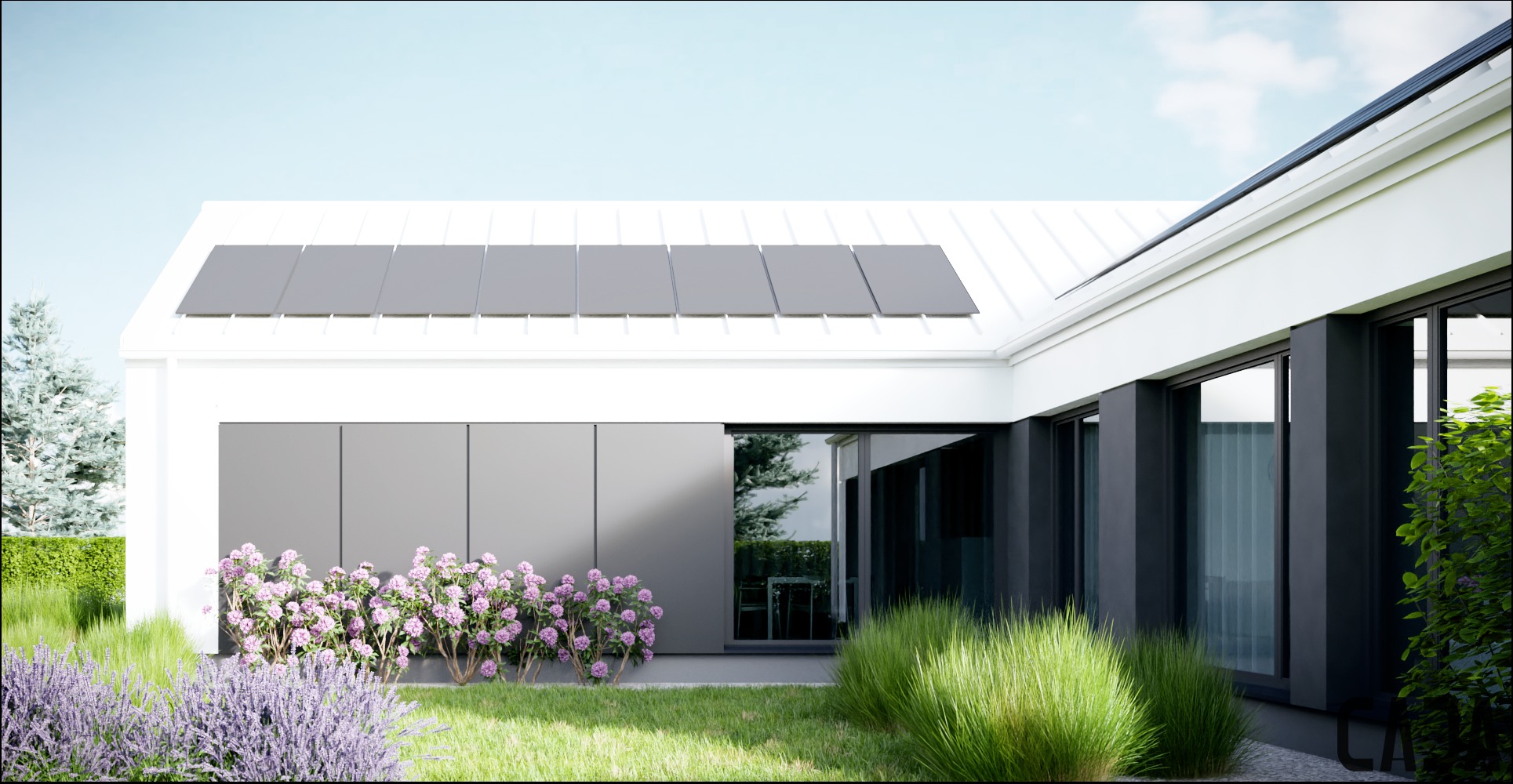 Nowoczesny dom z białymi ścianami, szarymi panelami słonecznymi na dachu i minimalistycznymi oknami, otoczony zielenią i fioletowymi kwiatami.