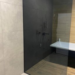 Ścianka prysznicowa typu walk-in ze szkła grafitowego