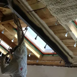 ocieplanie i izolacja poddasza pianą PUR otwartokomórkową .