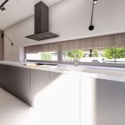 Nowoczesna kuchnia z szarymi szafkami i białym blatem, okno z żaluzjami z widokiem na zieleń, czarny okap i oświetlenie punktowe.