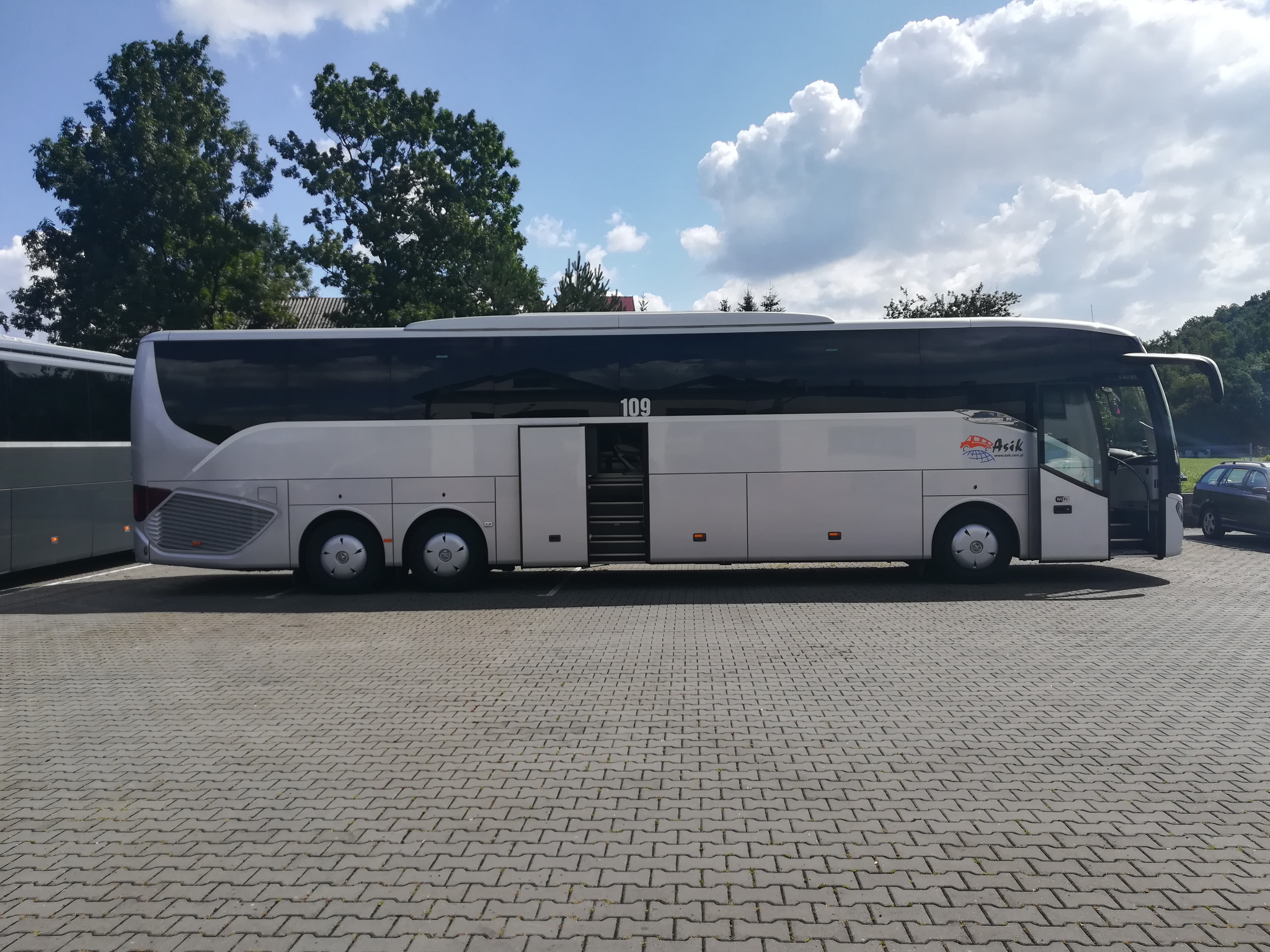 Setra 517 59 osób.