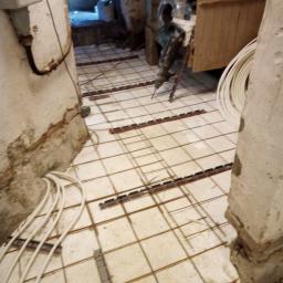Adaptacja podpiwniczenia budynku na biuro oraz montaż ogrzewania podlogowego. Również zajmuje się Chydralika i kanaliza.