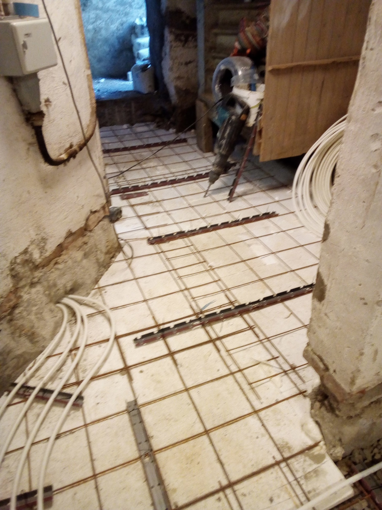 Adaptacja podpiwniczenia budynku na biuro oraz montaż ogrzewania podlogowego. Również zajmuje się Chydralika i kanaliza.